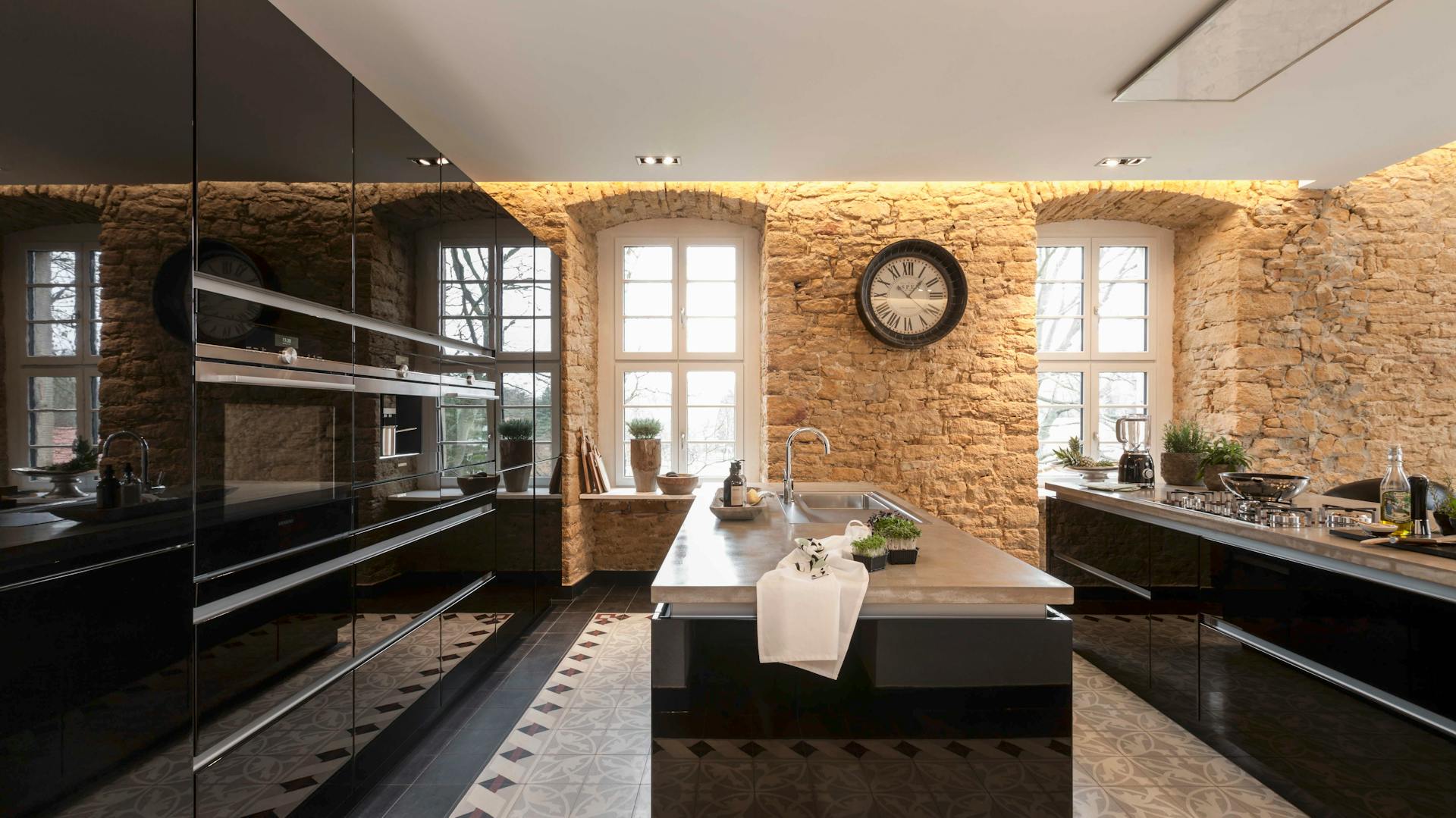 Dunkle Hochglanzküche