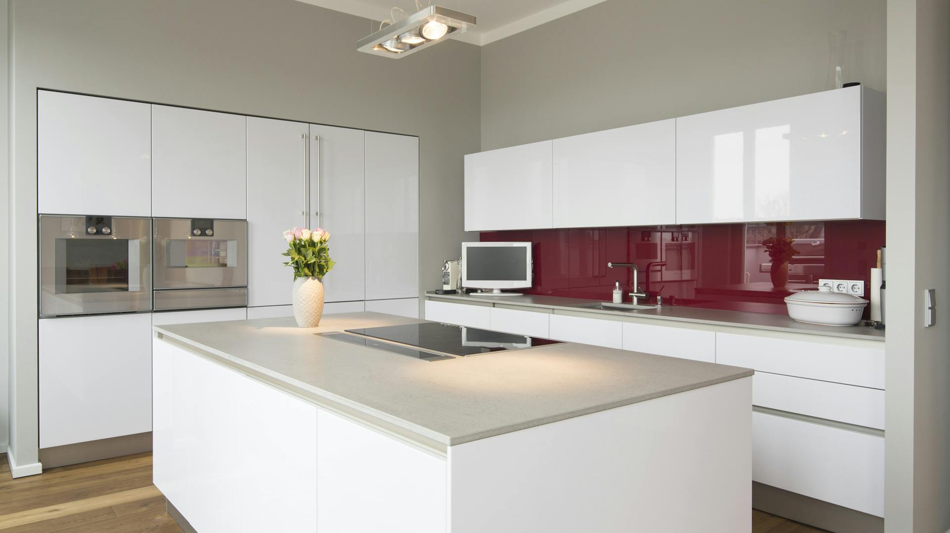 Weiße Hochglanzküche