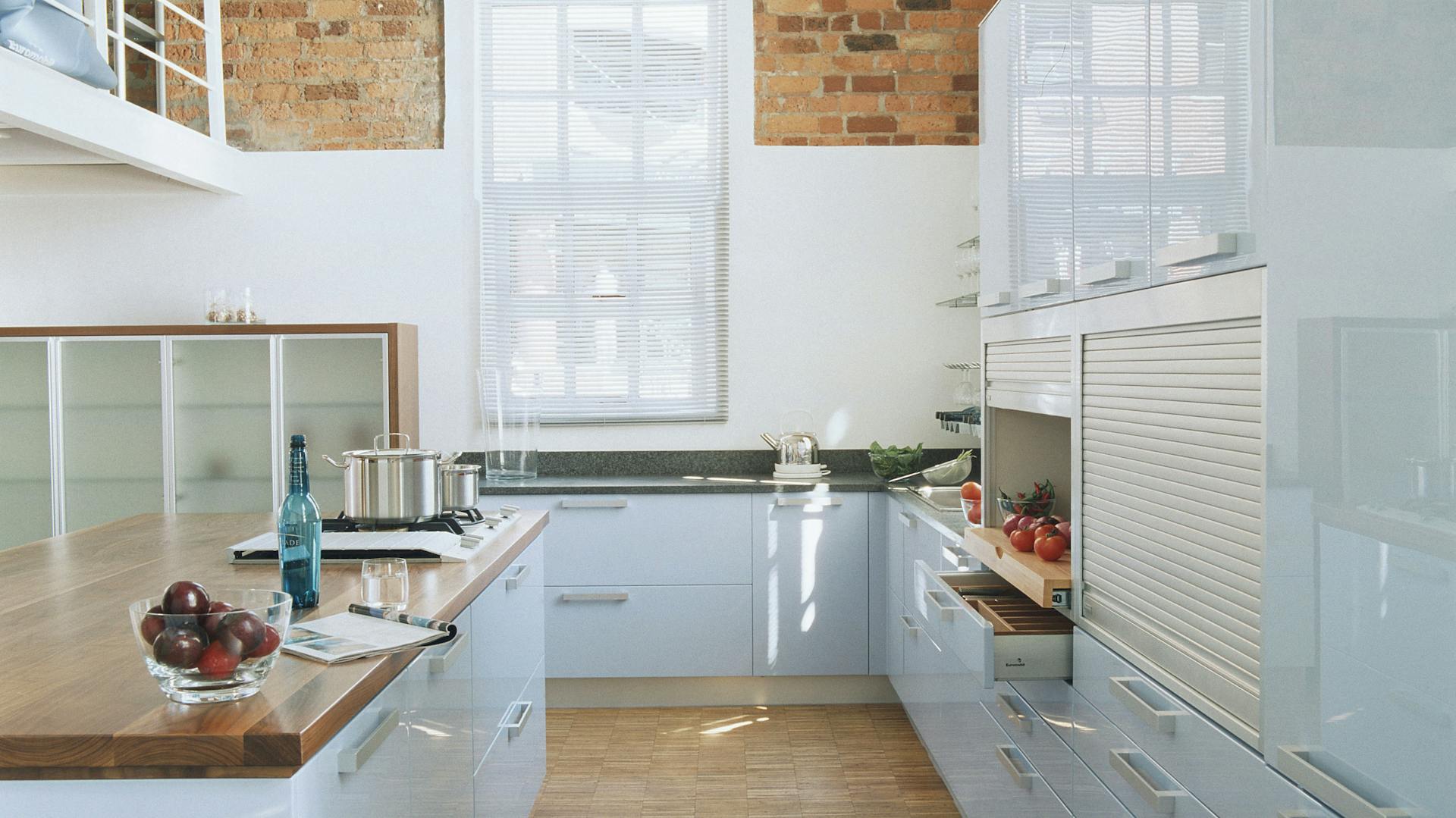 weiße Hochglanzküche