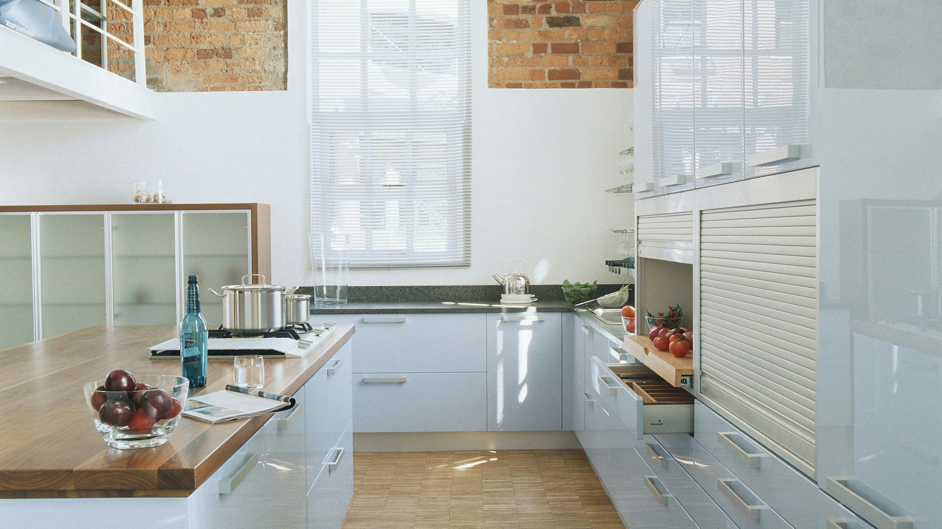 Hellblaue Hochglanzküche