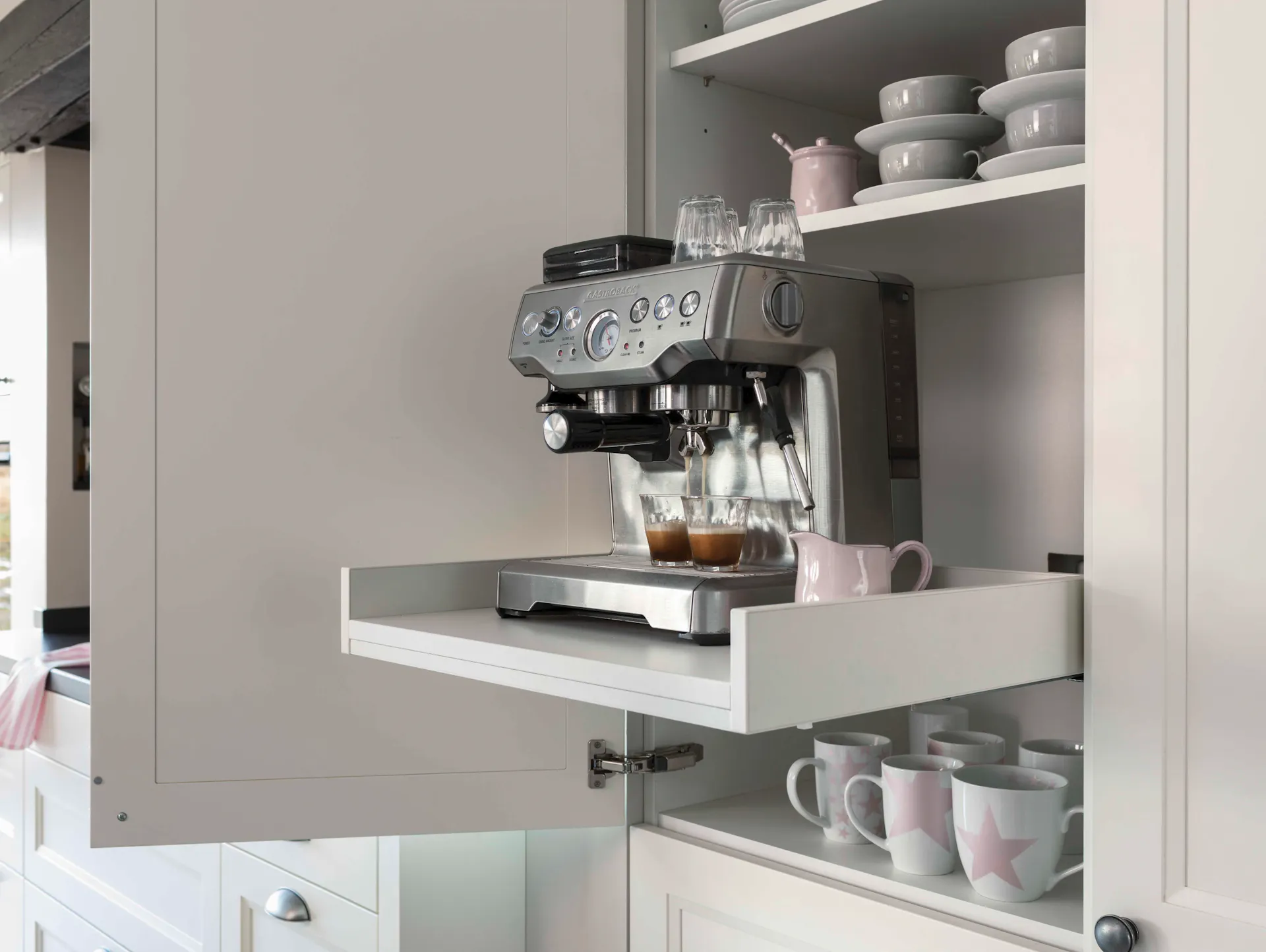 Aus Schrank ausziehbares Tableau mit Kaffeemaschine.