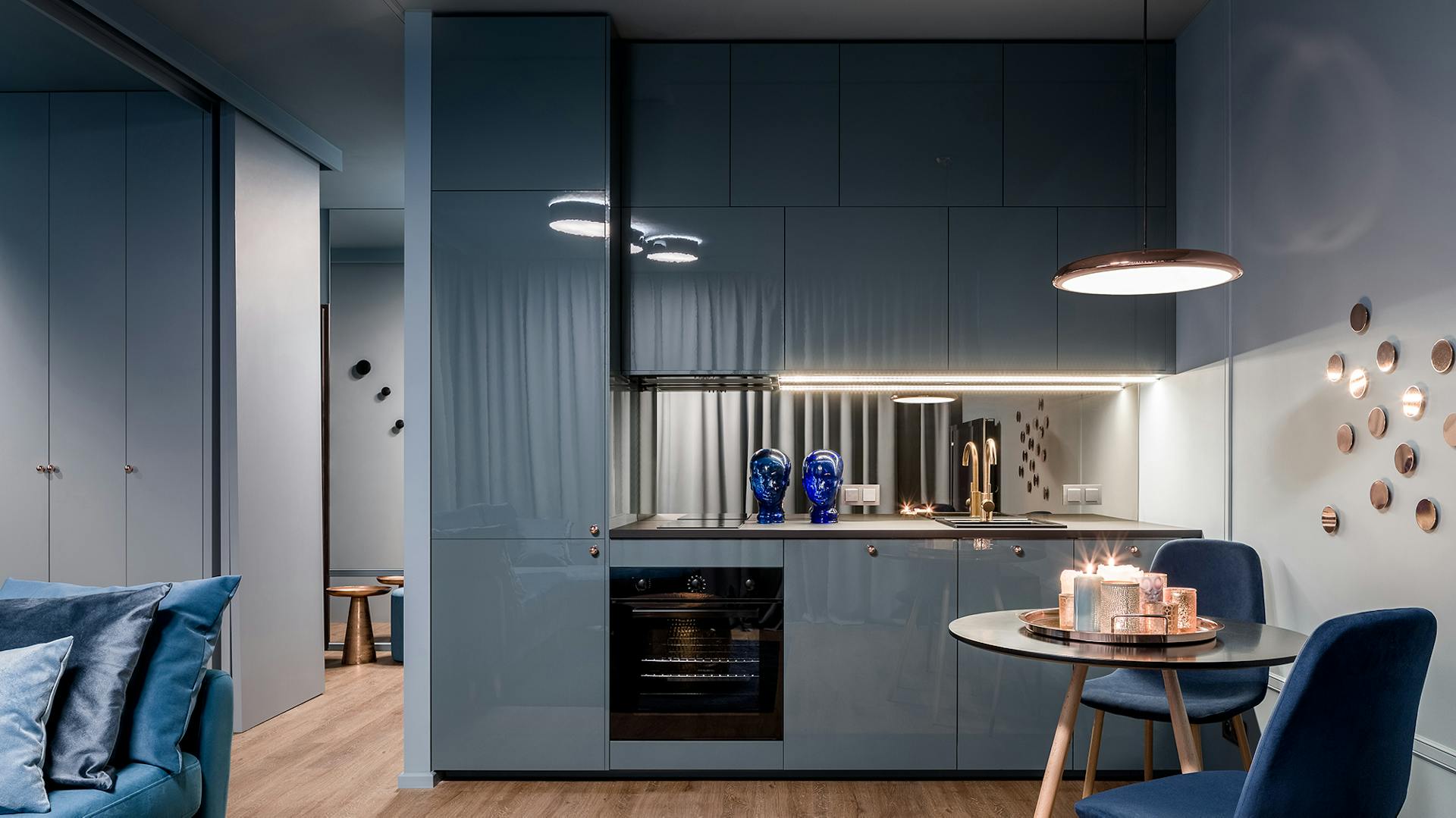 Kleine Wohnküche in Blau mit Frühstückstisch