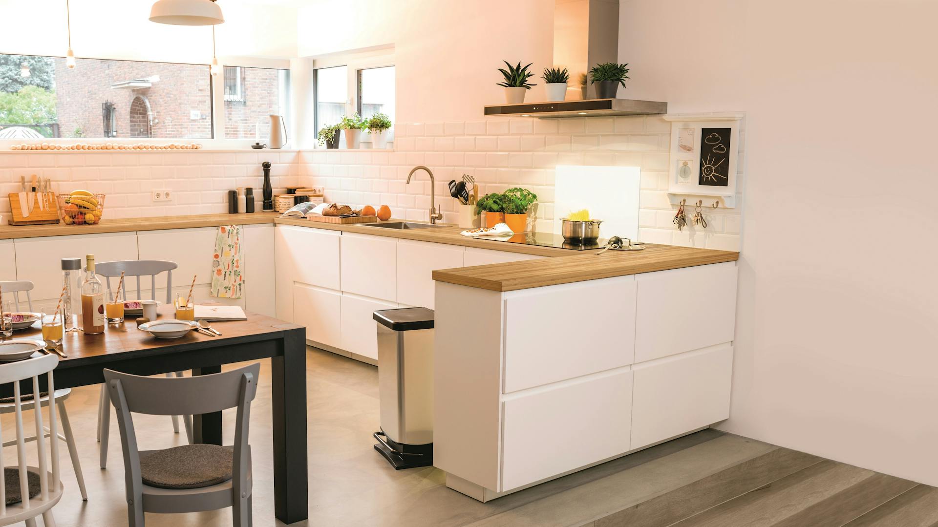 Eine Küche mit weißen Fronten und heller Arbeitsplatte