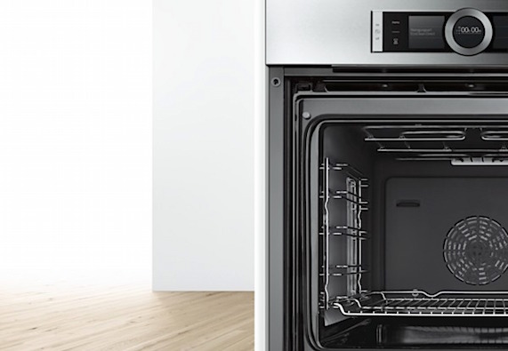 Innenansicht von schwarzem Backofen