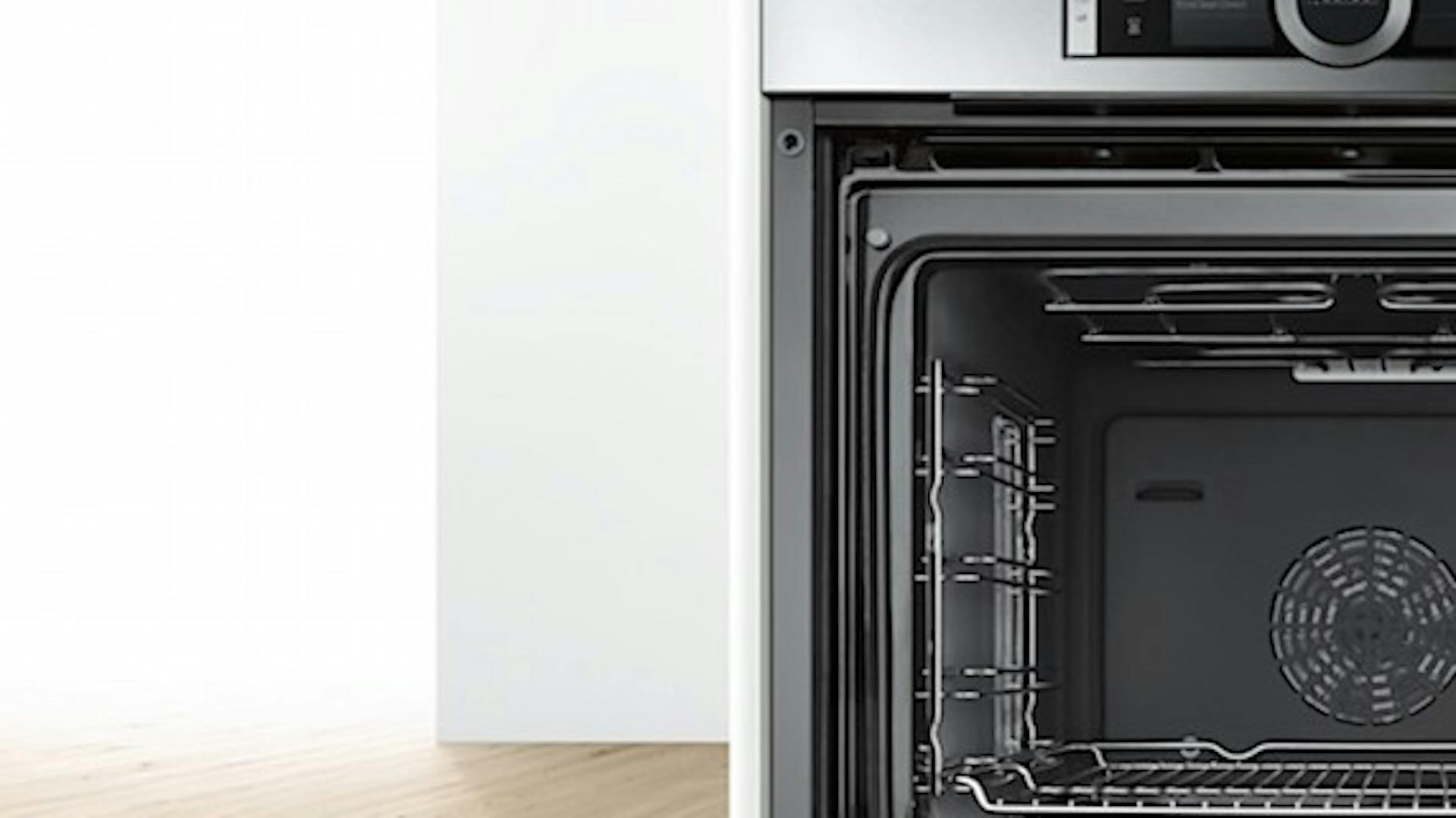 Innenansicht von schwarzem Backofen