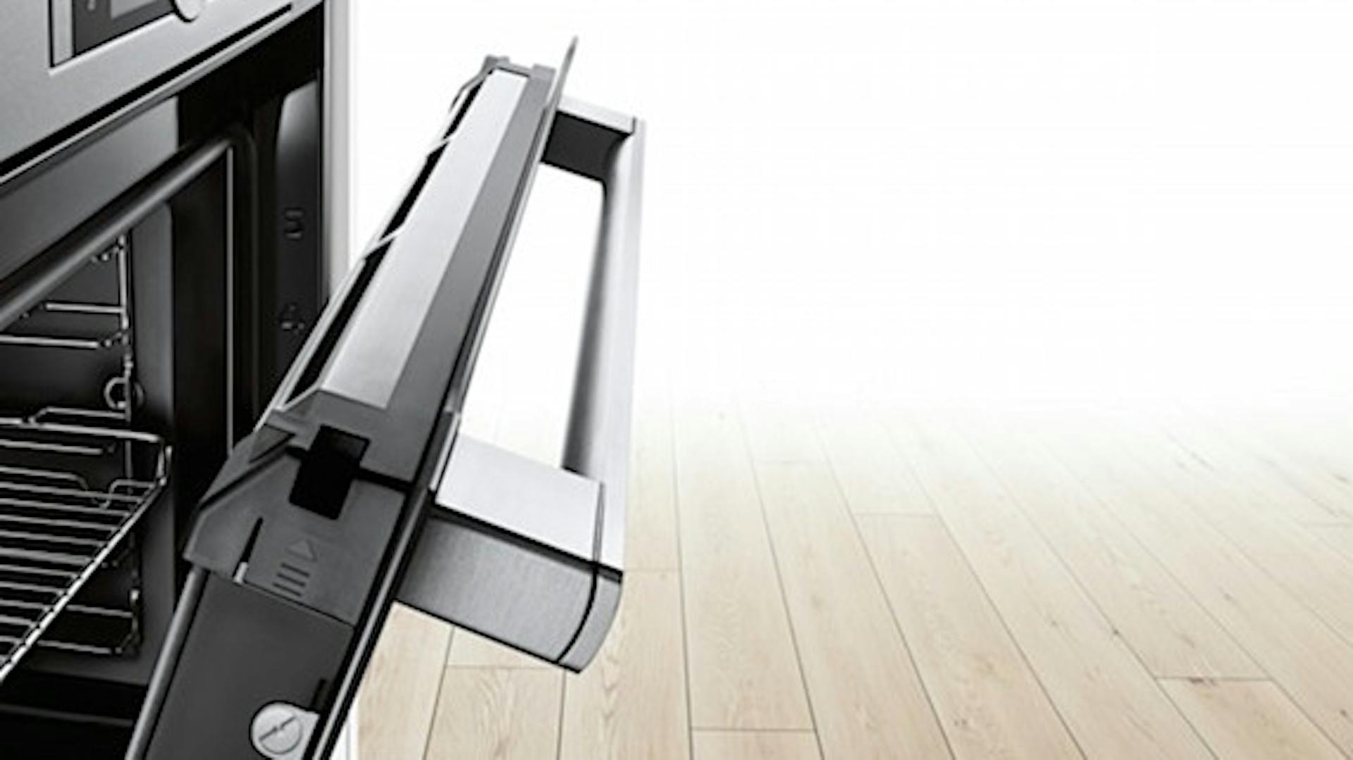 Halb geöffneter Backofen