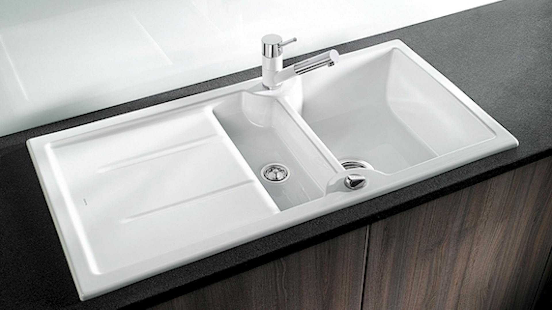 Weiße Einbauspüle aus Keramik