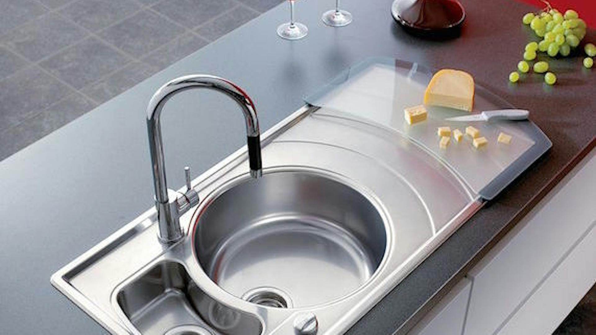 Silberne Einbauspüle aus Edelstahl