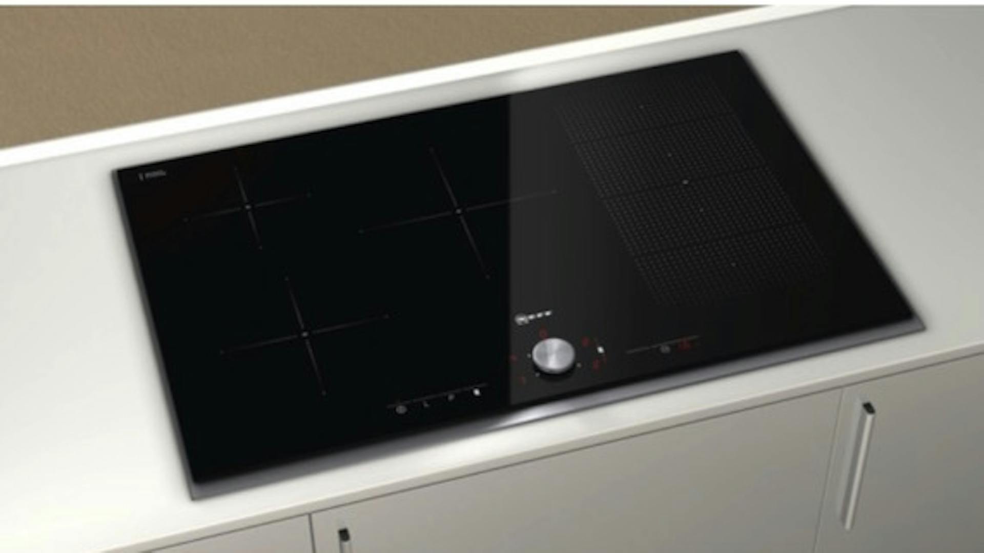 Schwarzes Glaskeramik-Kochfeld von oben