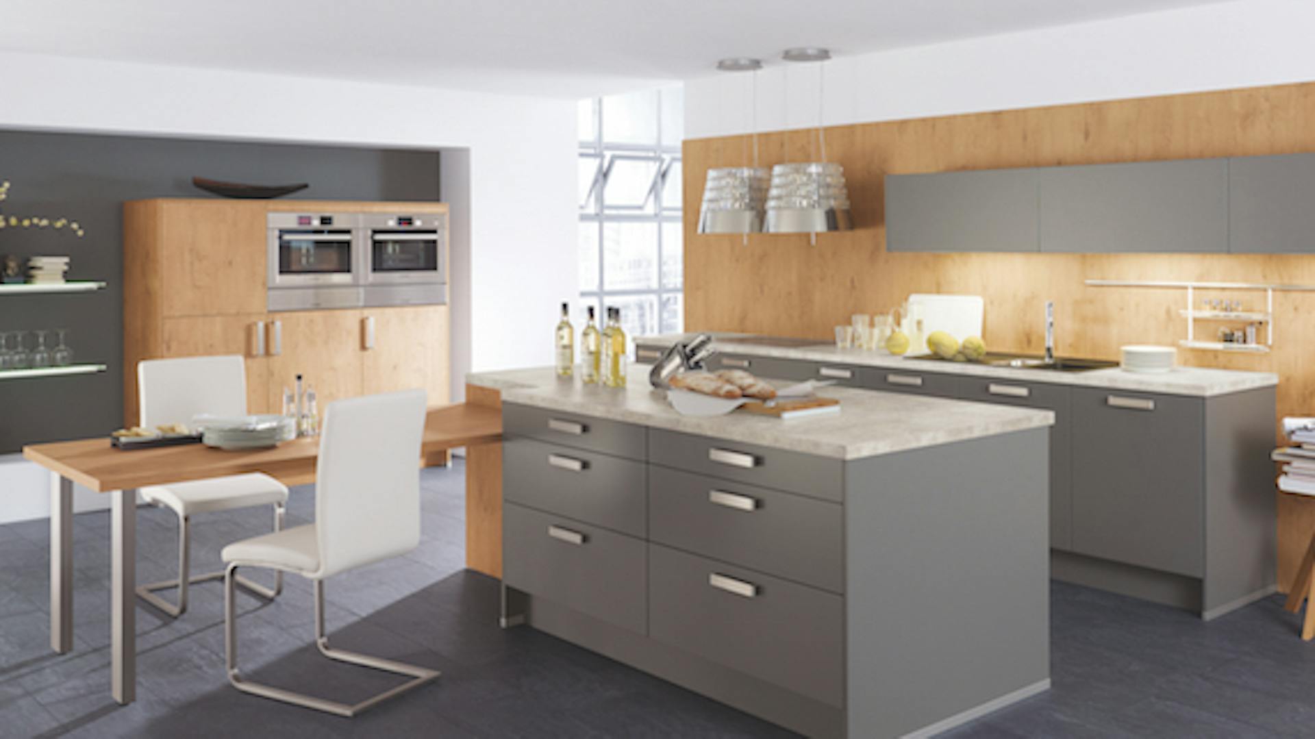 Küche mit grauen Möbeln und einer Holzwand