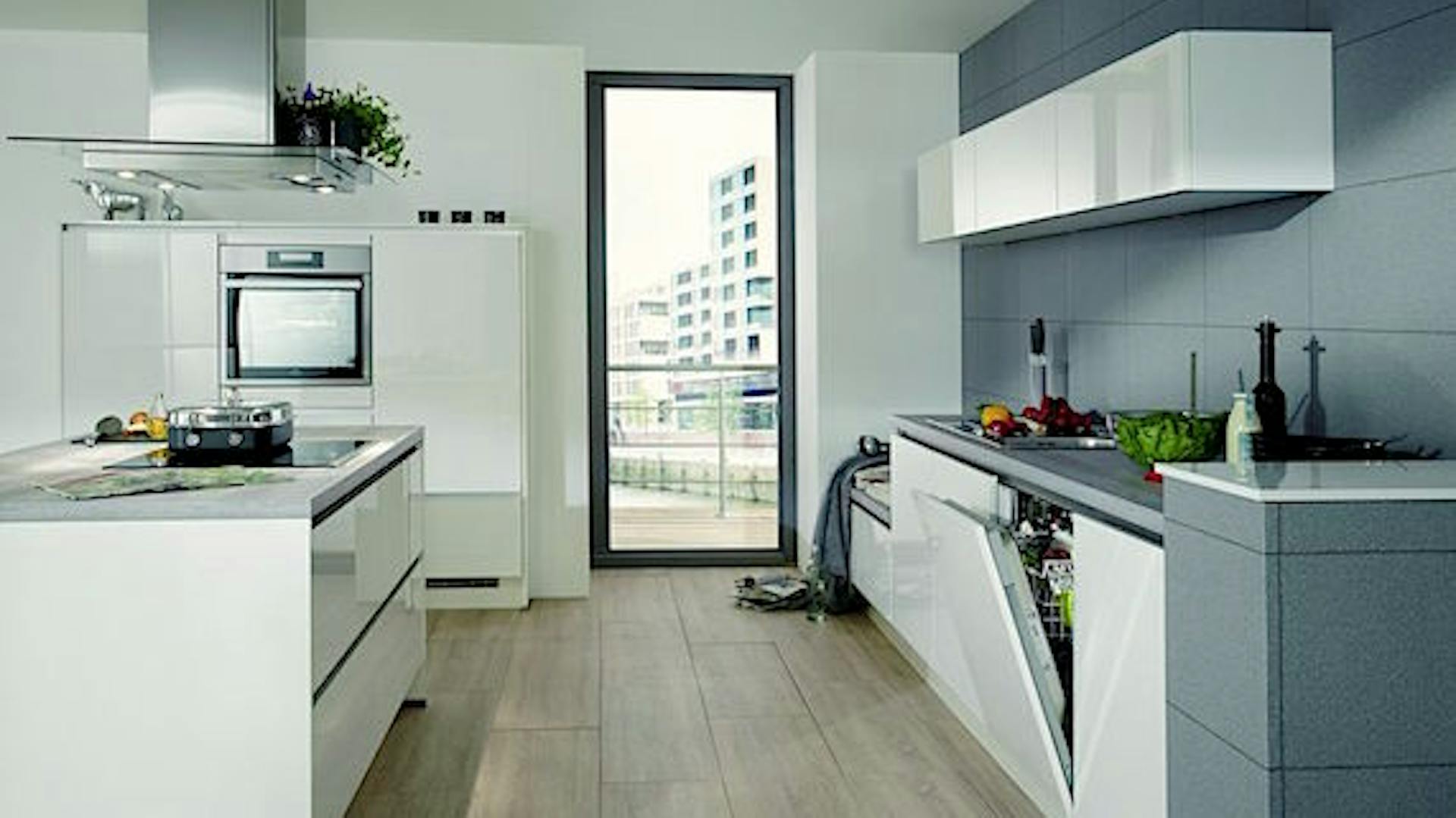 Große weiß-graue Küchen mit glänzenden Möbeln