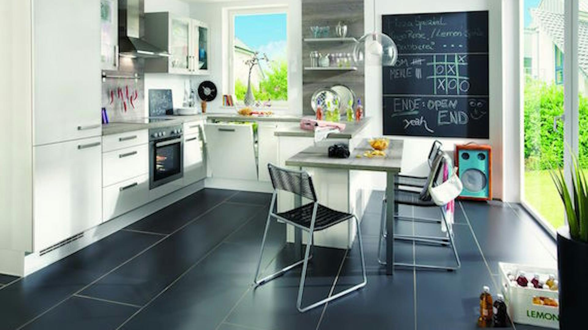 Weiße, helle Einbauküche mit dunklem Boden