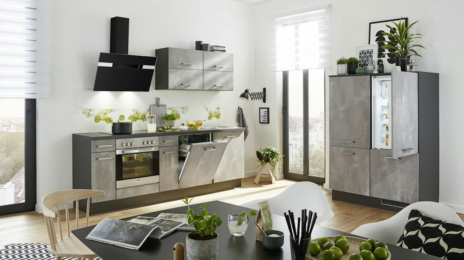 Ausgestattete Einbauküche mit grauen Fronten und gemütlichem Esstisch
