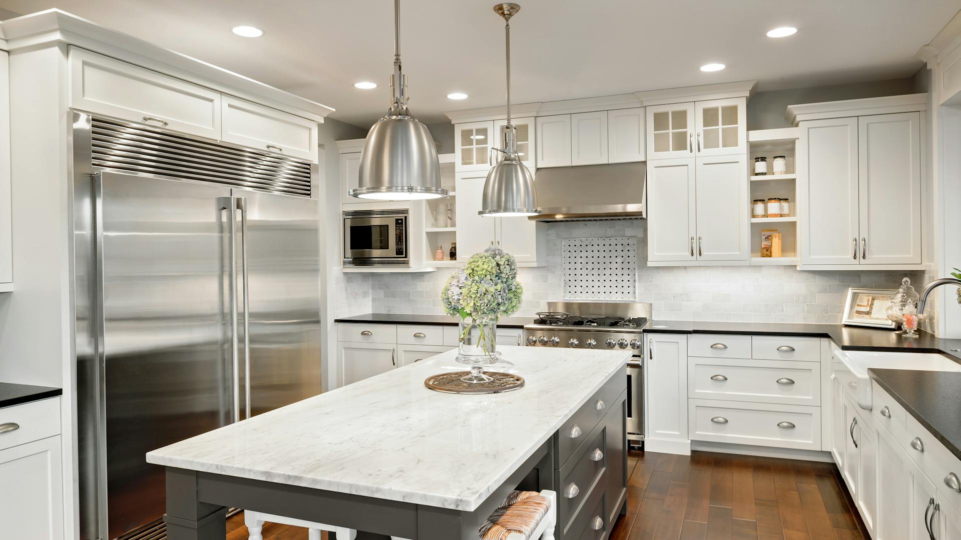 Küche in U-Form mit Kochinsel