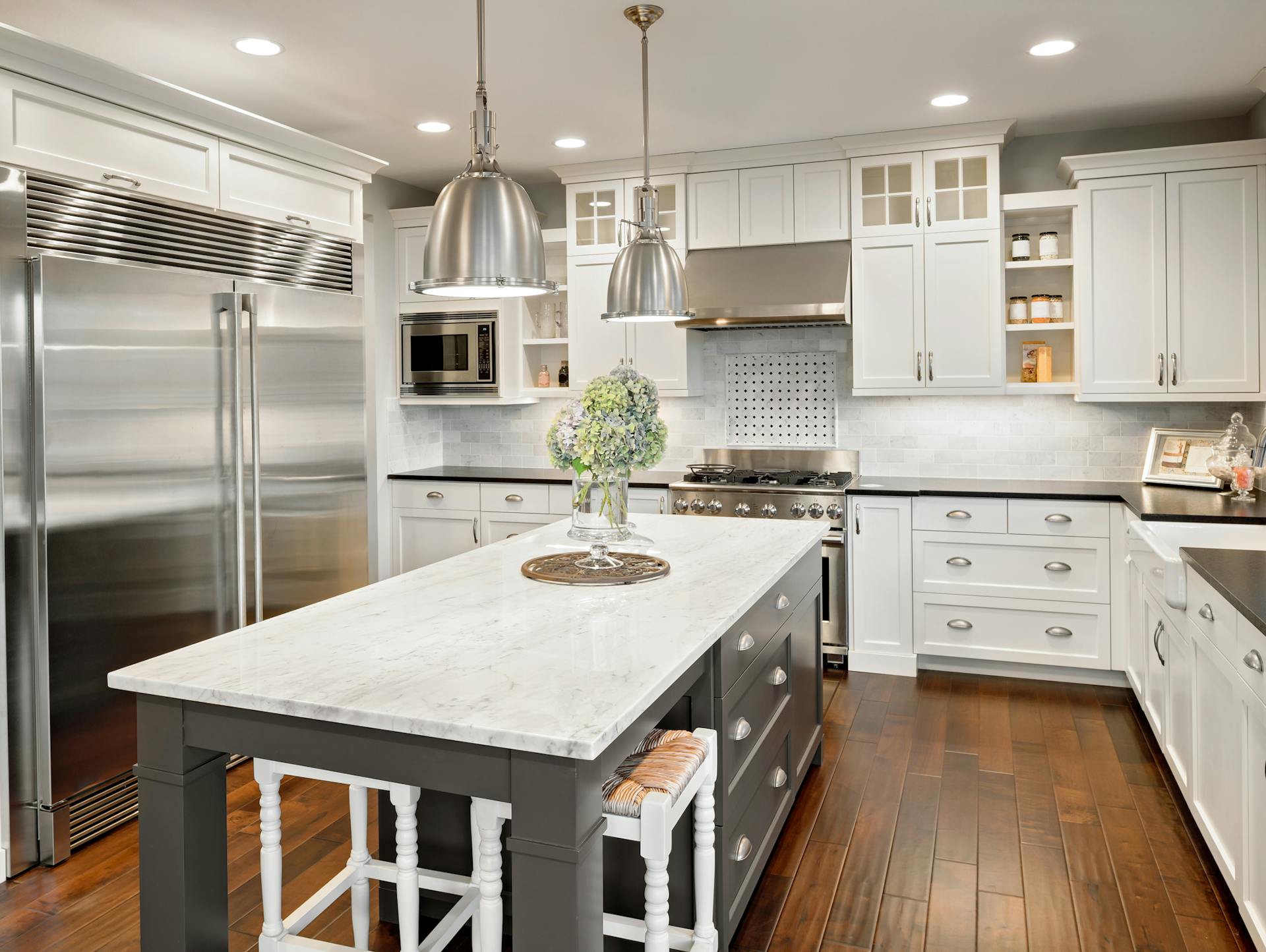 Küche U-Form mit Kücheninsel und Beleuchtung an Decke