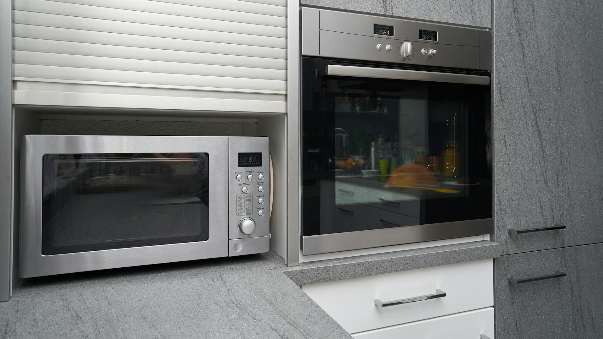 Backofen in einer Küche mit U-Form