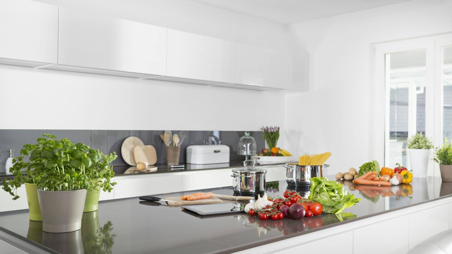 Konyha üvegből készült munkalappal