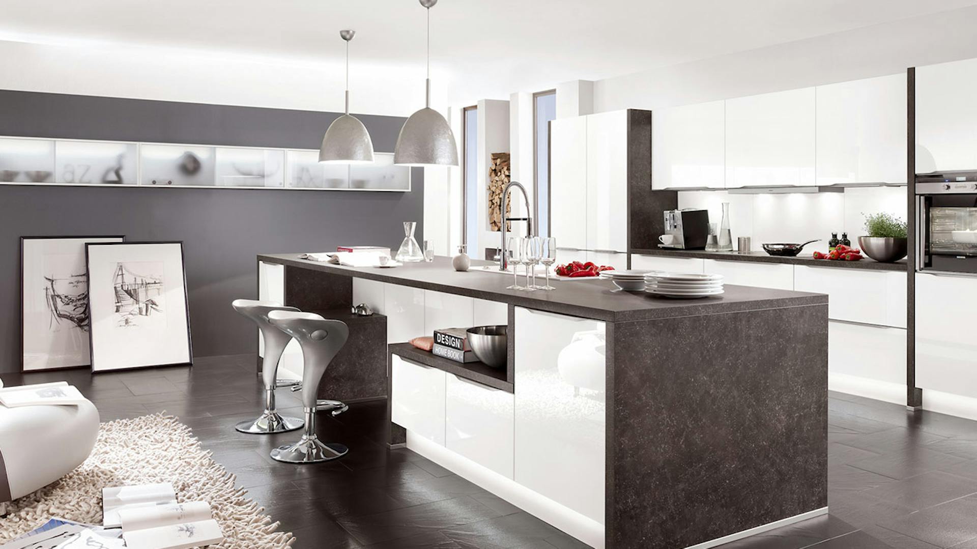 Konyha fehér előlapokkal és sötét munkalappal