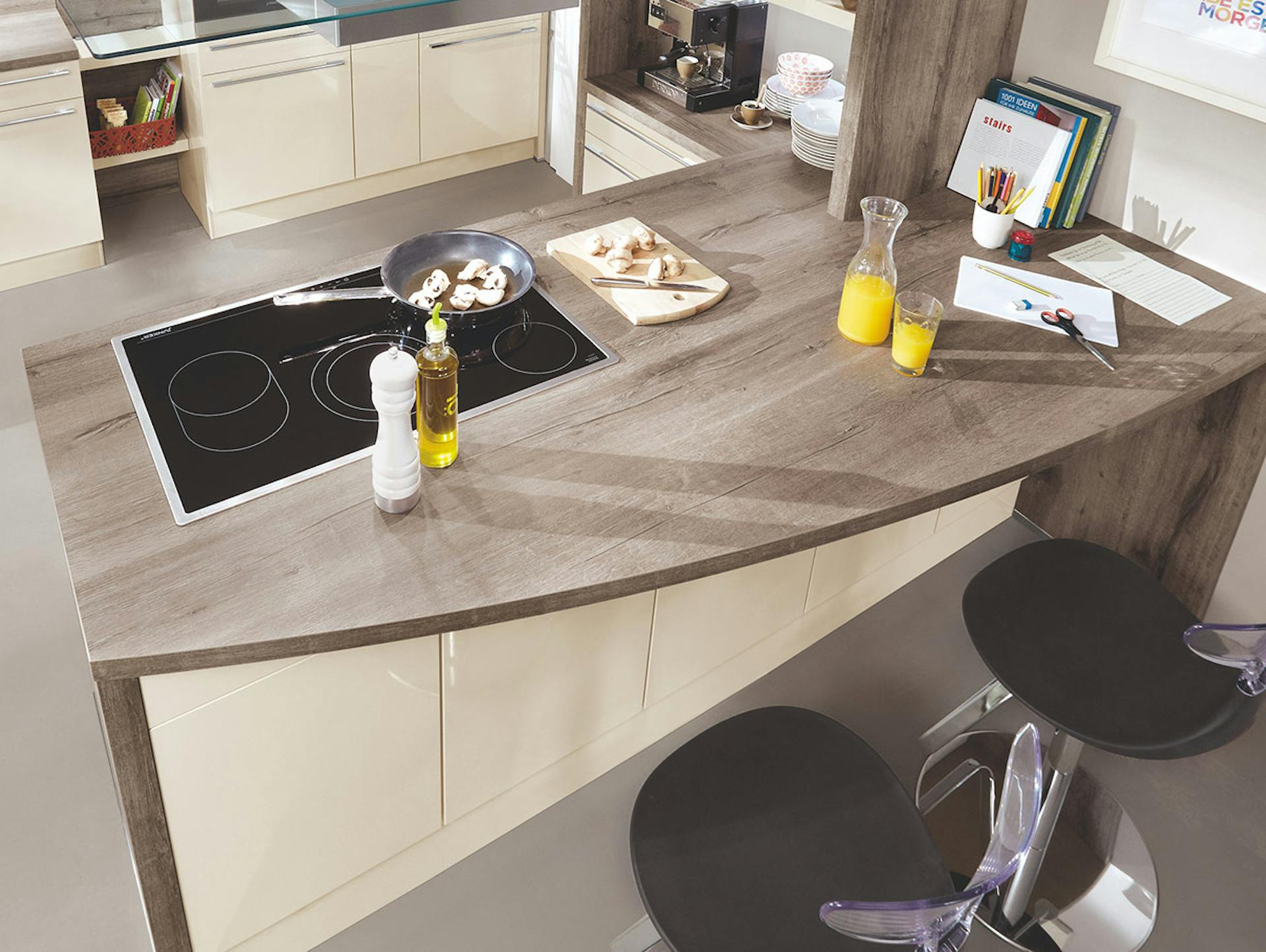 Kücheninsel mit gerundeter, grauer Arbeitsplatte