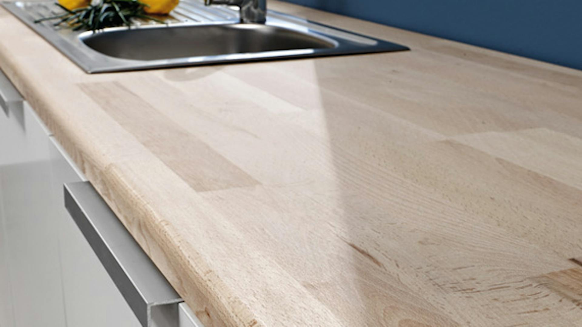 Tömör fa munkalap mosogatóval.