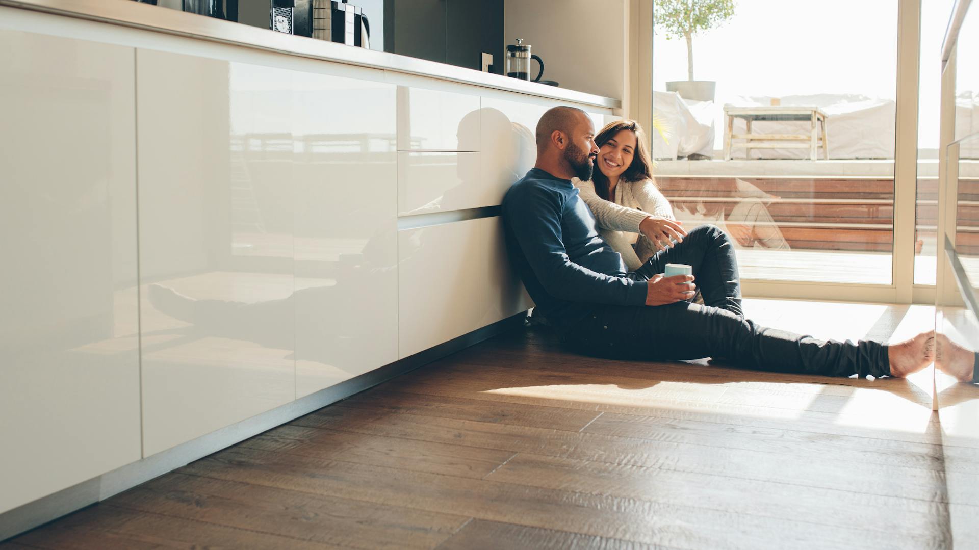 Pärchen auf dem Küchenboden