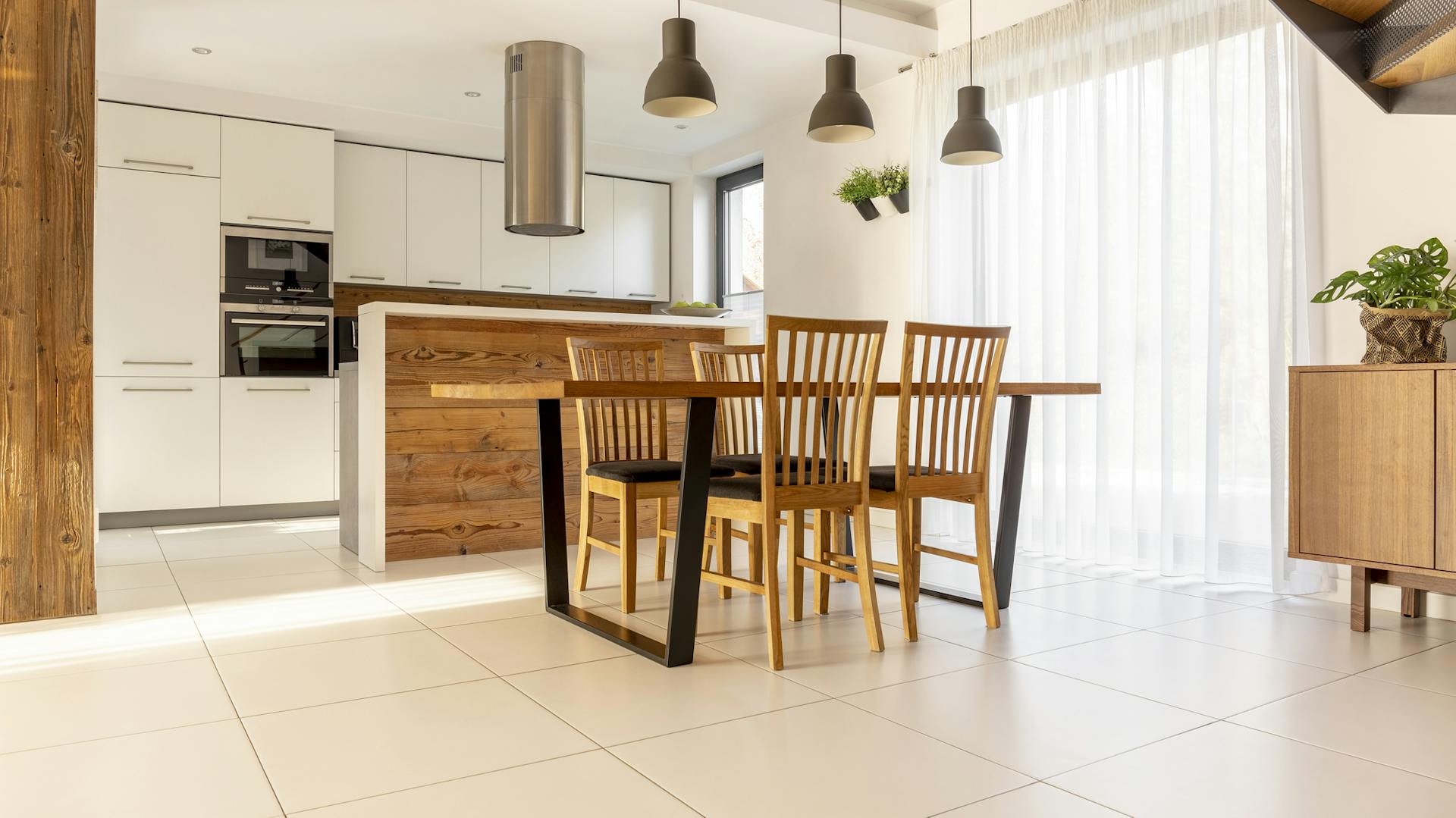 Helle, moderne Küche mit großformatigen Bodenfliesen