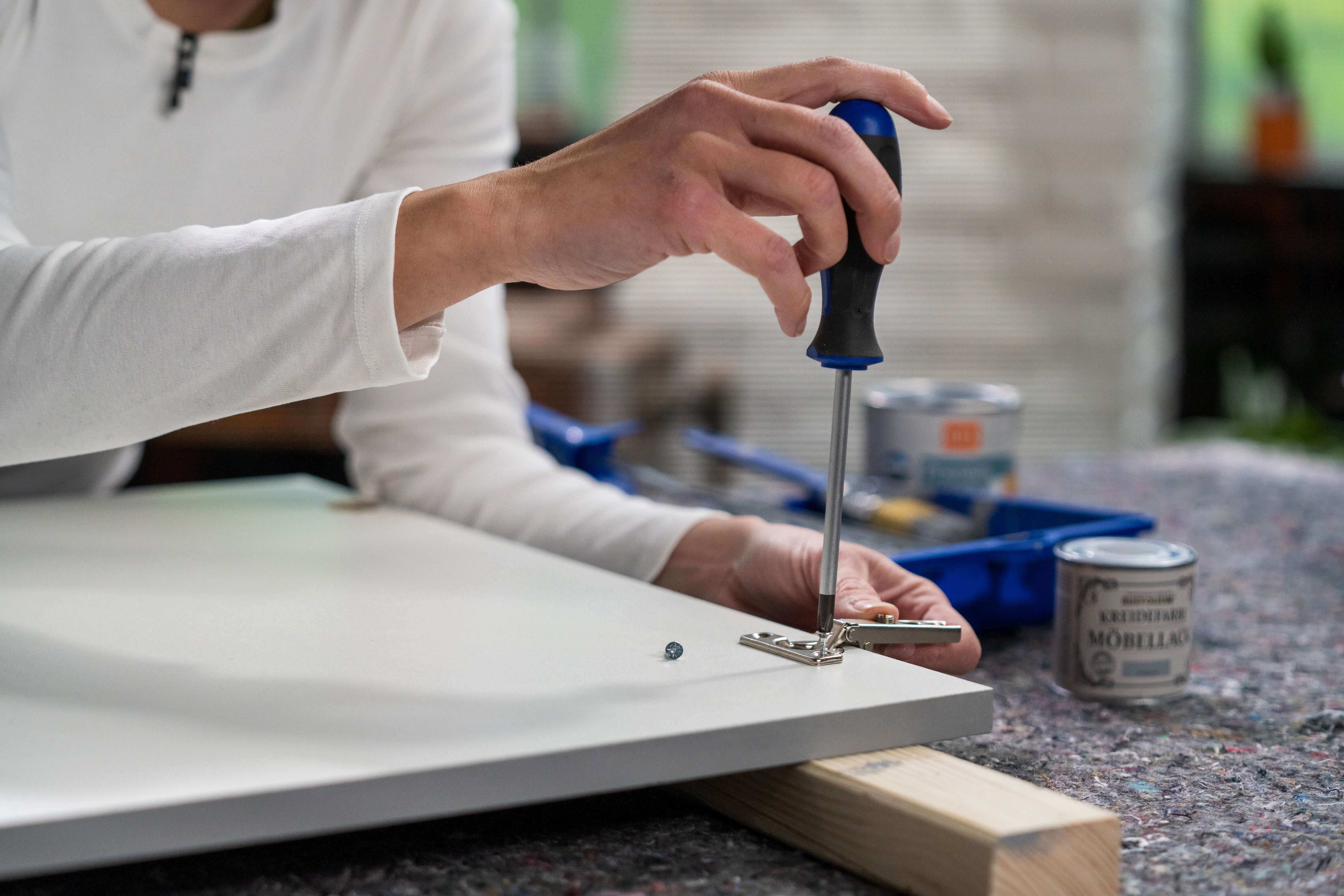 Zsanérok felszerelése egy konyhai frontra.