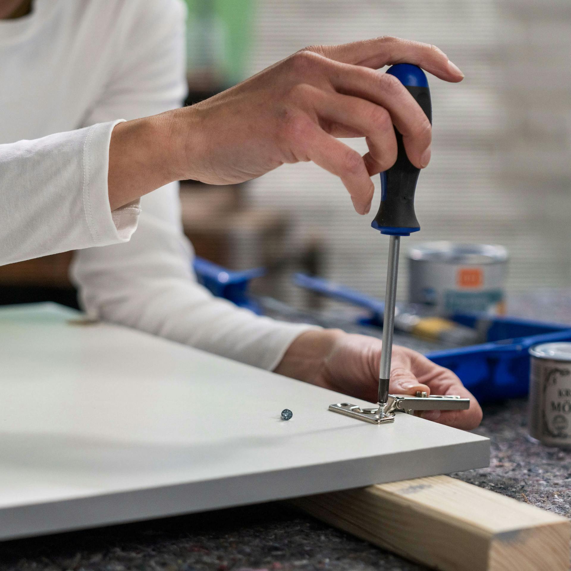 Zsanérok felszerelése egy konyhai frontra.