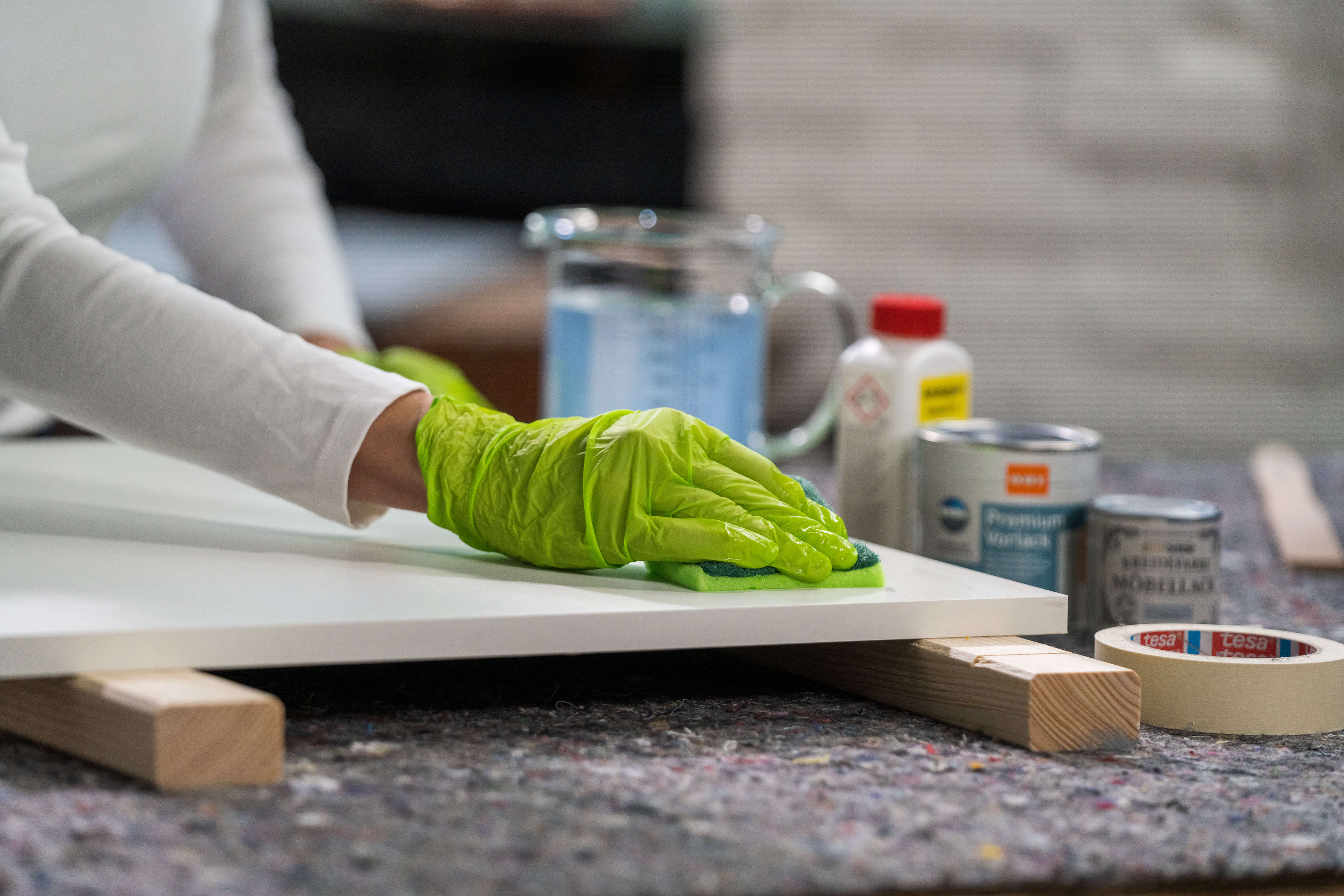 Konyhai front tisztítása lúgos tisztítószerrel és szivaccsal.