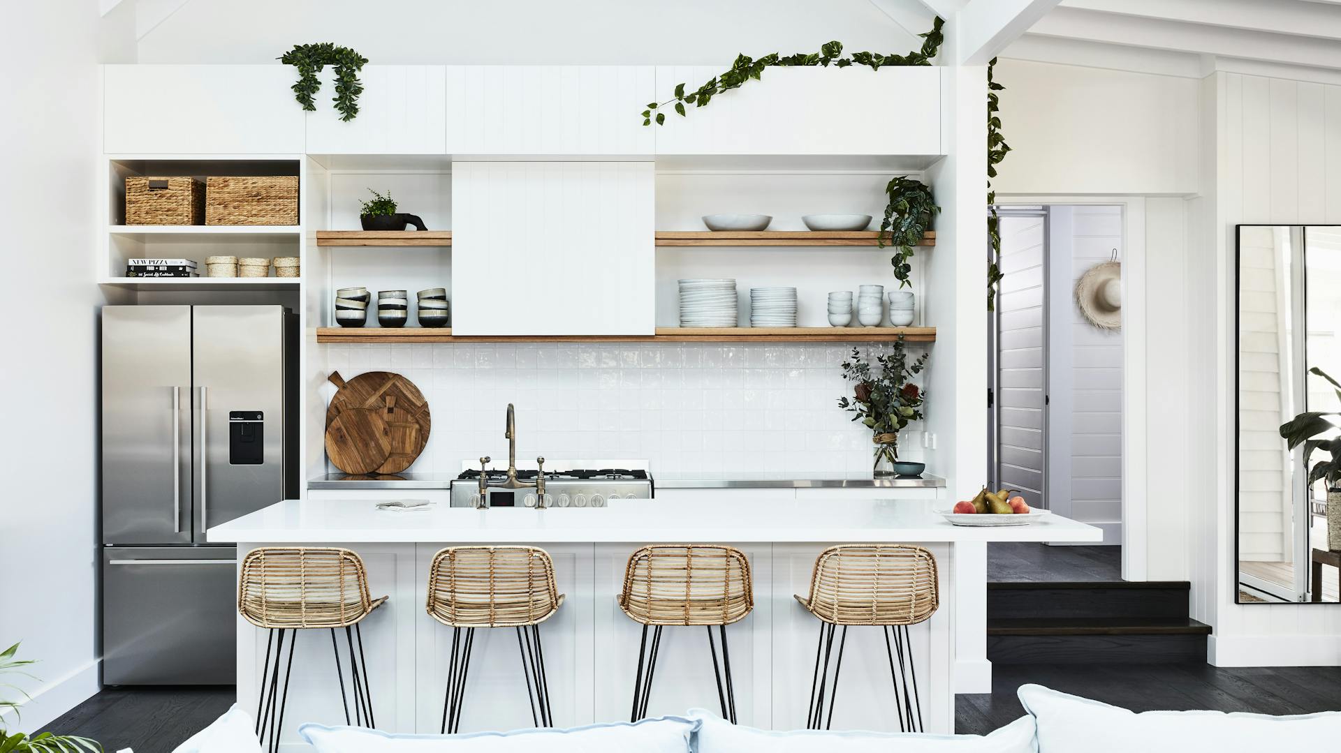 Helle Skandi Küche mit Korbhockern