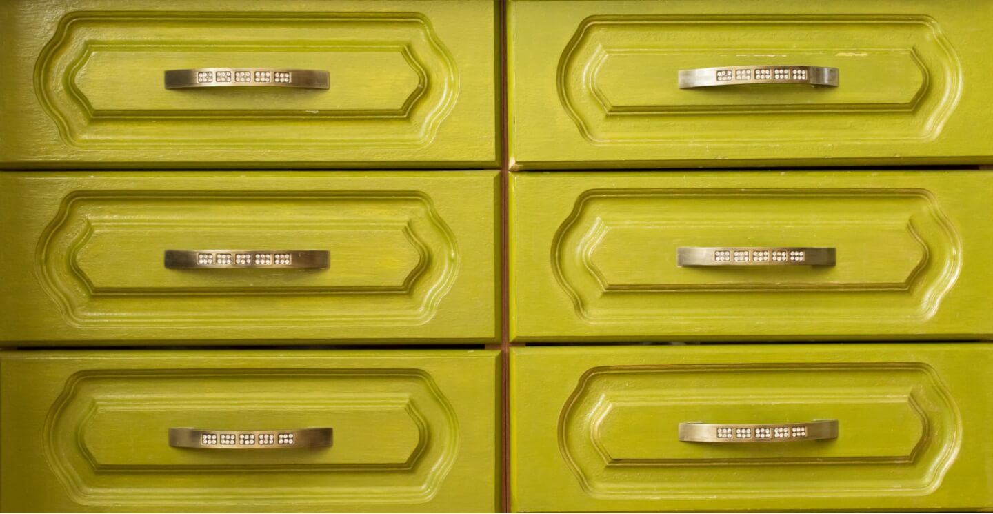 Küchenschrank in Ocker.