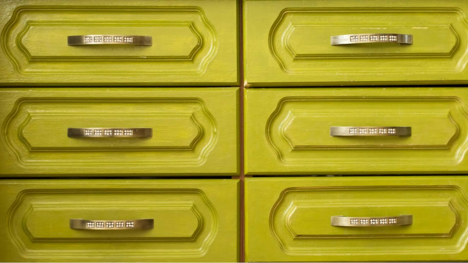 Küchenschrank in Ocker.