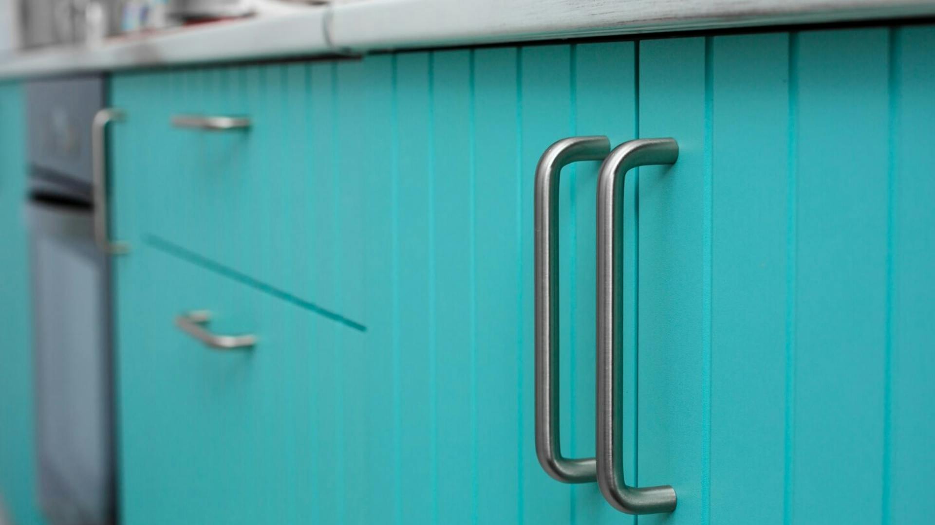 Küchenschränke in Petrol.