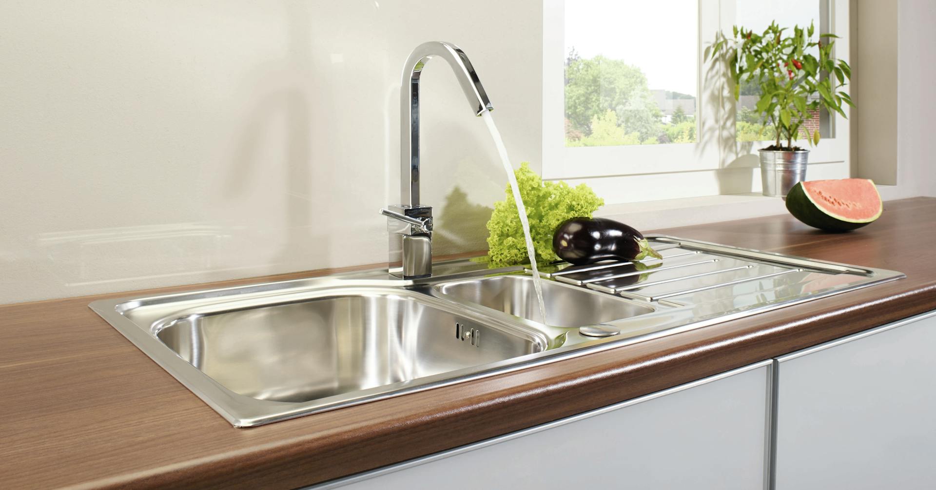 Eingebaute Spüle in die Arbeitsplatte