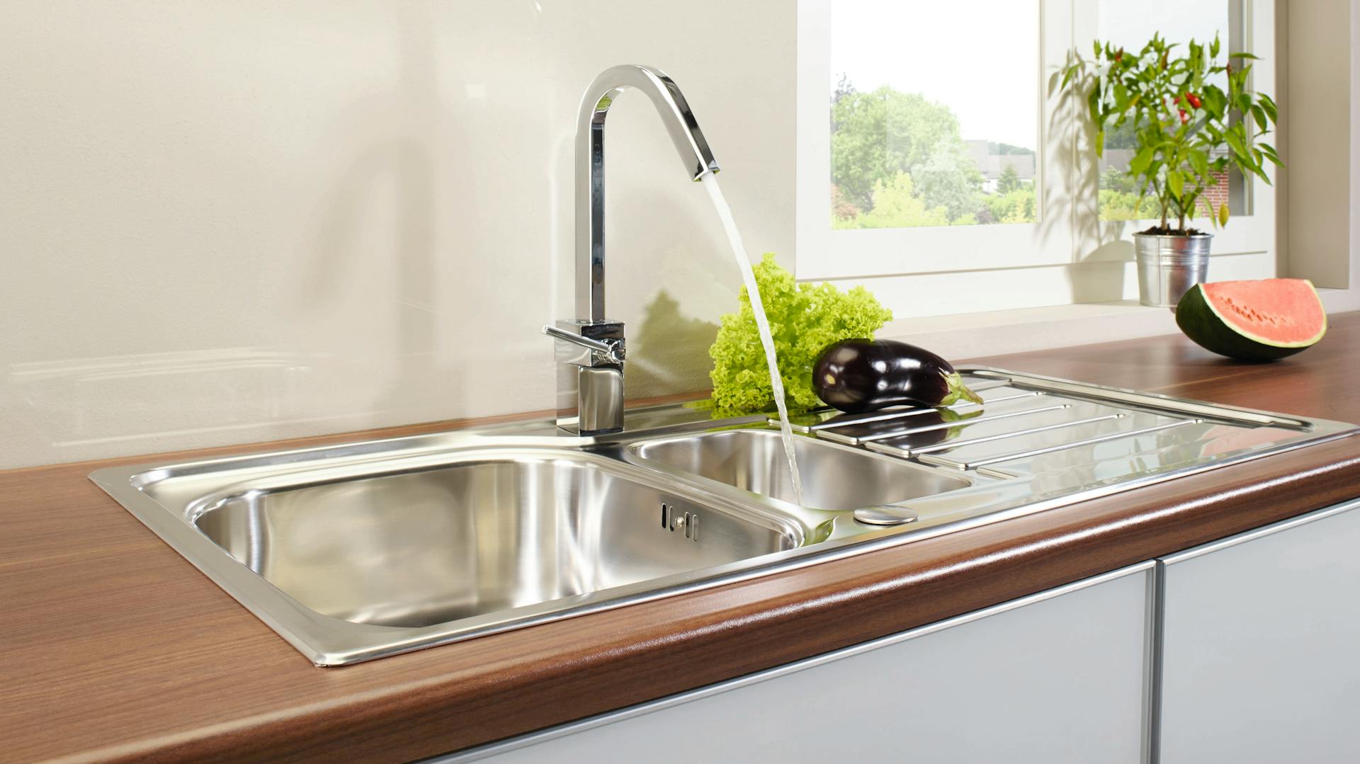 Edelstahl Küchenspüle mit kleinerem Becken und Abtropffläche