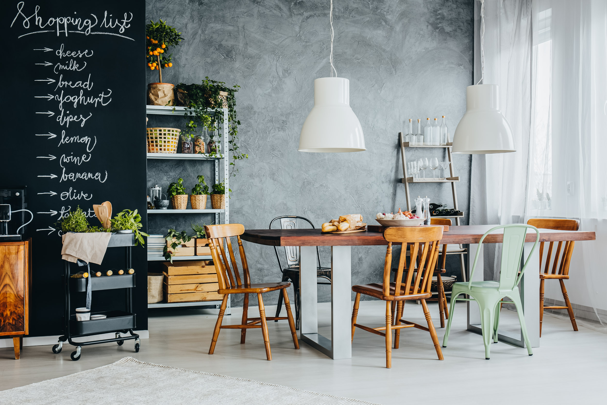 Küche im Industriedesign mit Betonwand