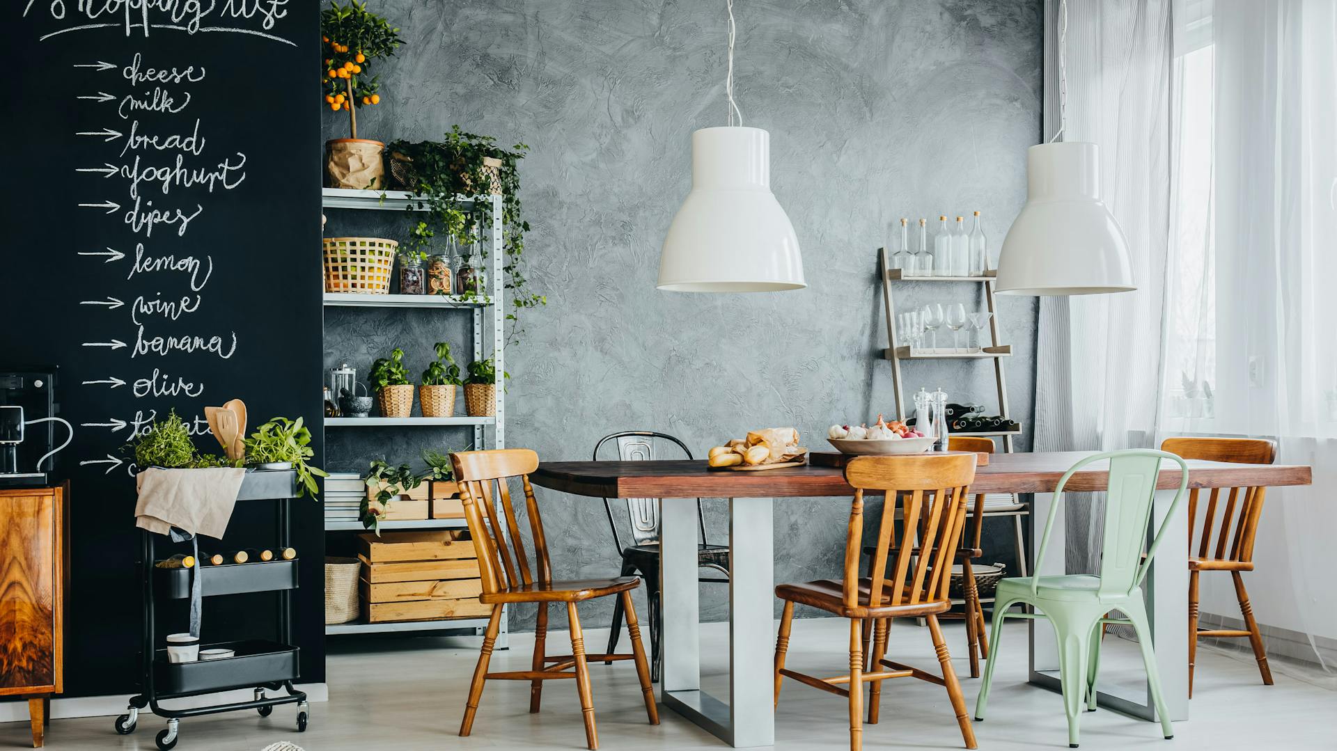 Küche im Industriedesign mit Betonwand