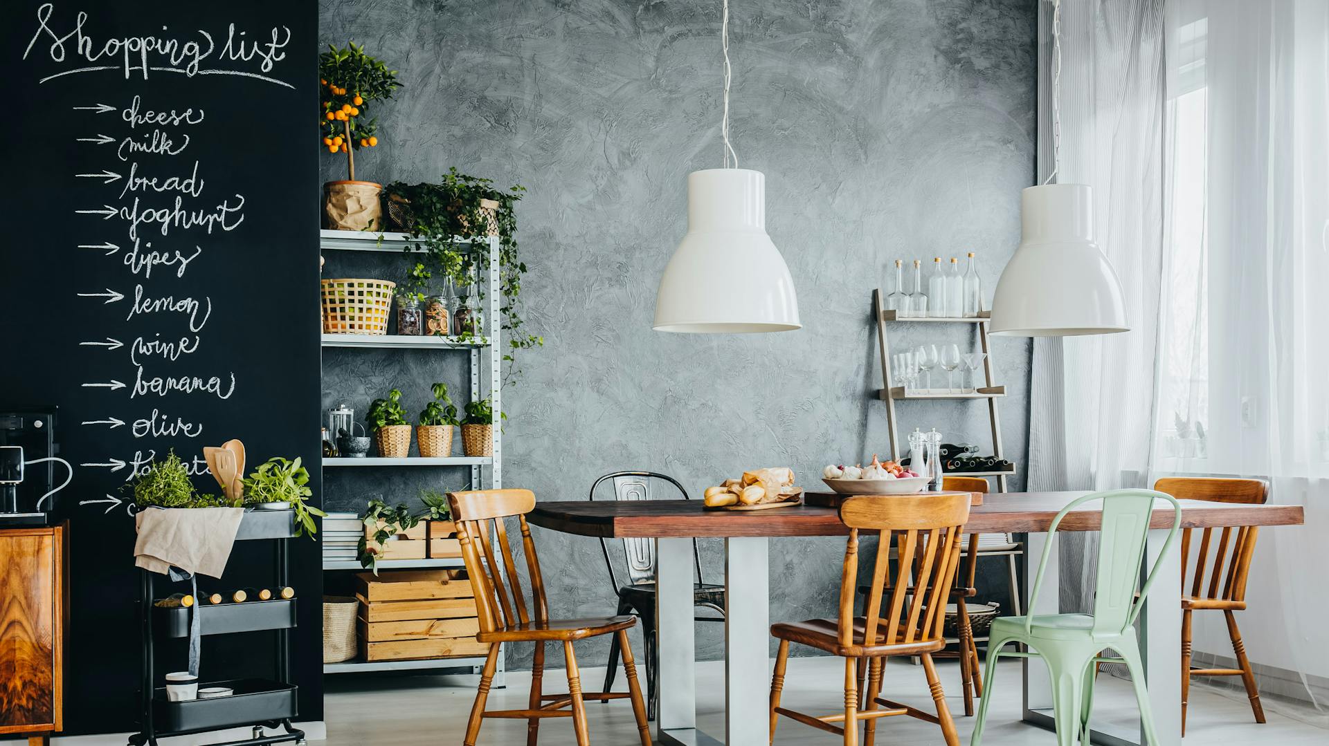 Ipari stílusú konyha nagy fém lámpaernyőkkel az étkezőasztal fölött