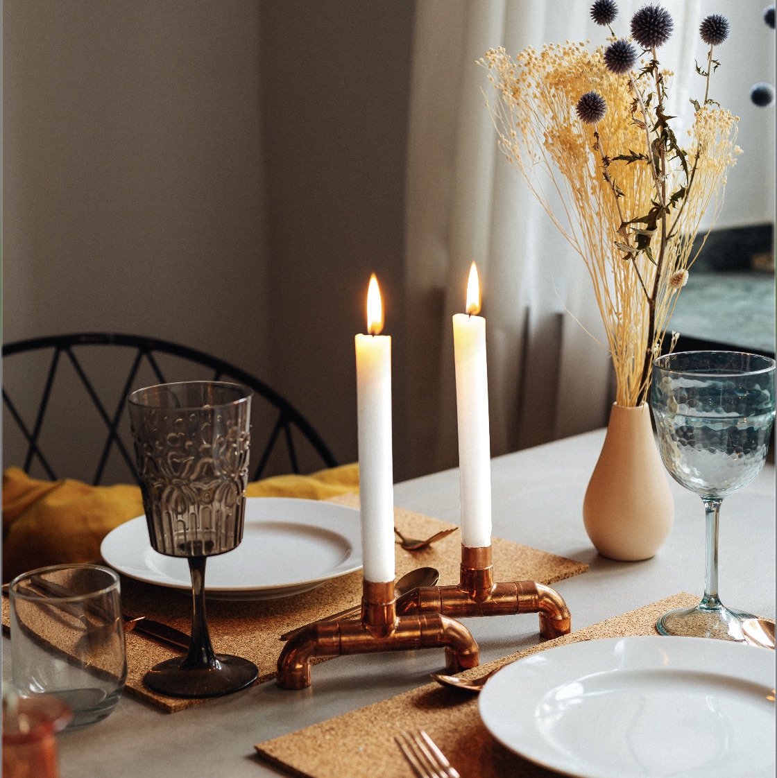 Kerzenhalter aus Kupferrohr in Küche in Industriedesign