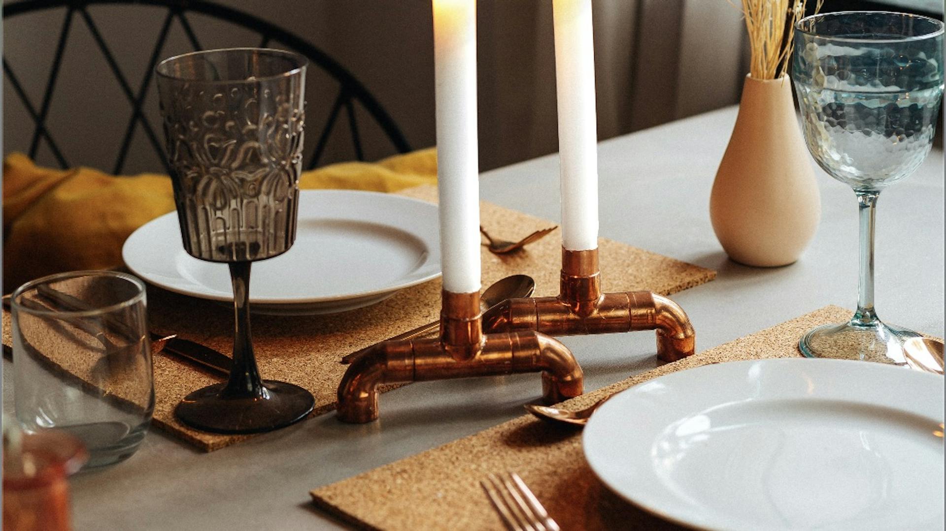 Kerzenhalter aus Kupferrohr in Küche in Industriedesign