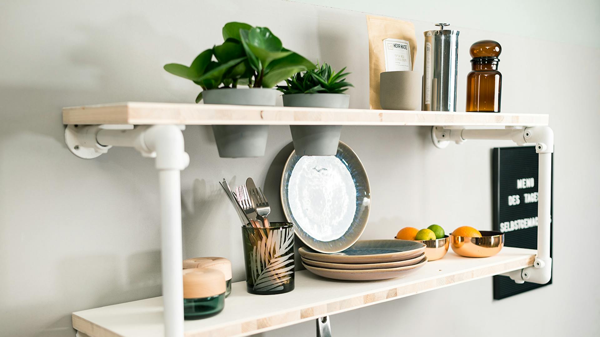 Regal im Industriedesign aus Rohren