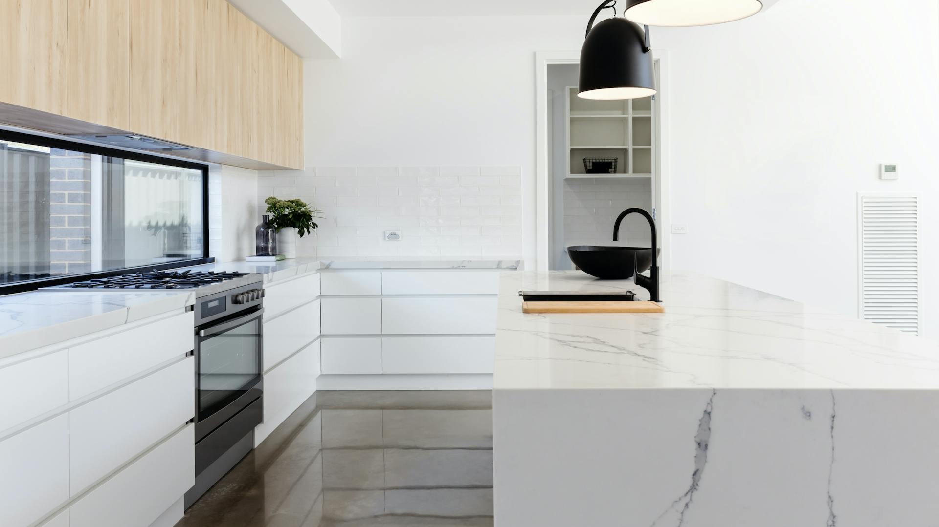 Auslandende weiße Luxusküche in Marmoroptik