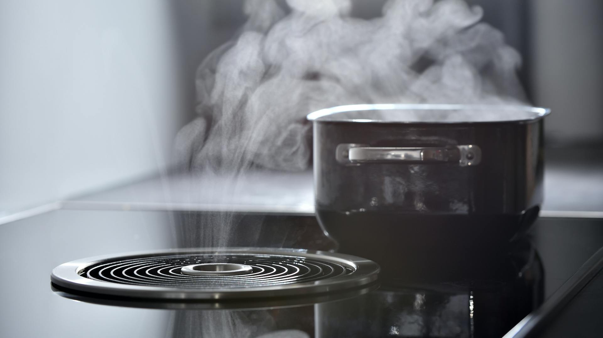 In Kochfeld integrierter Dunstabzug in Luxusküche