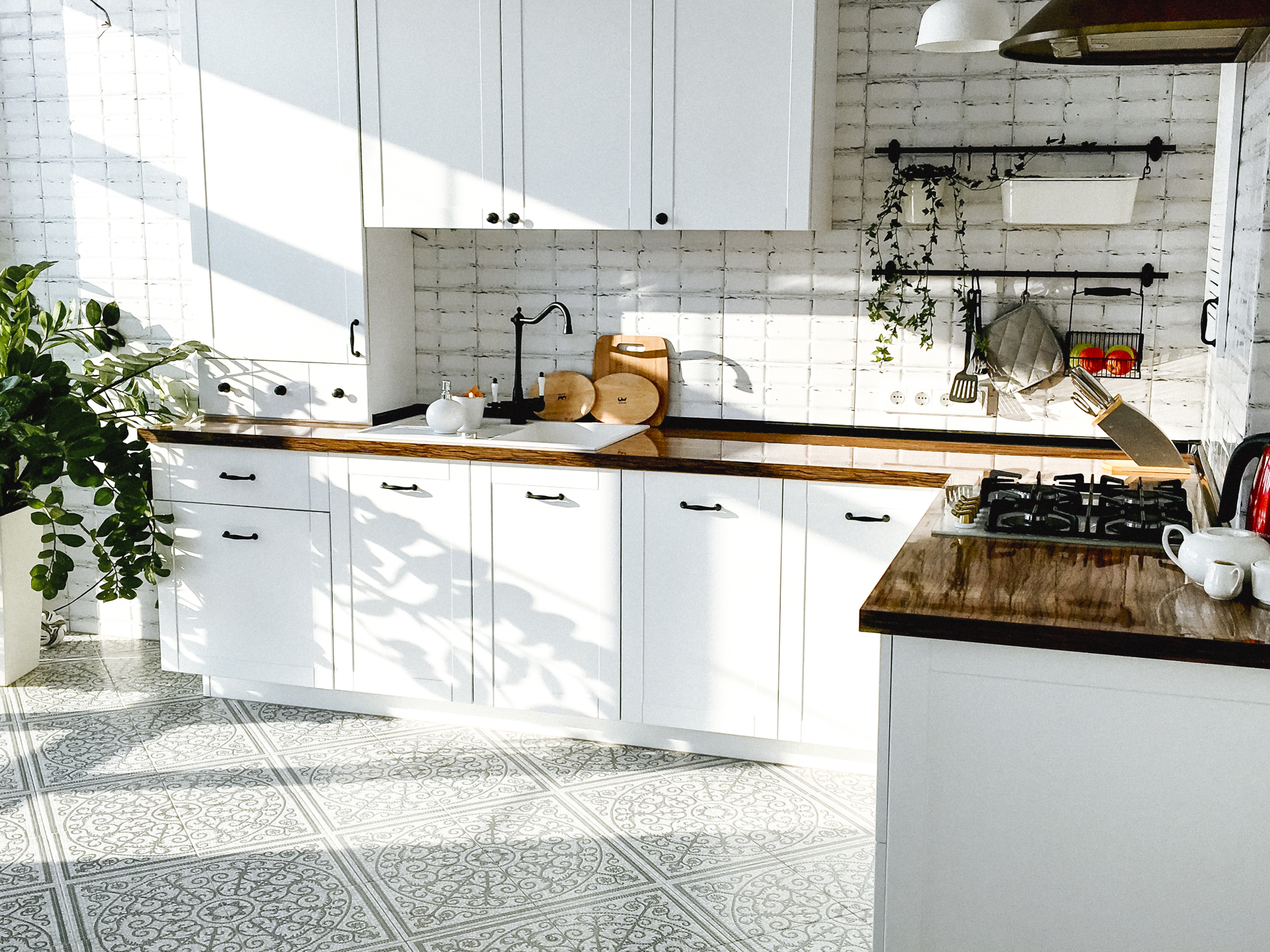 Landhausküche mit Retrofliesen