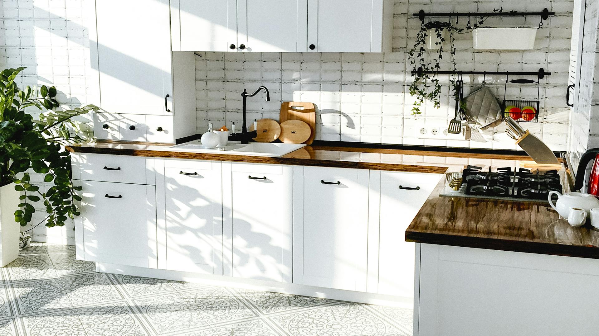 Eine weiße Küche im Vintage Landhaus Stil