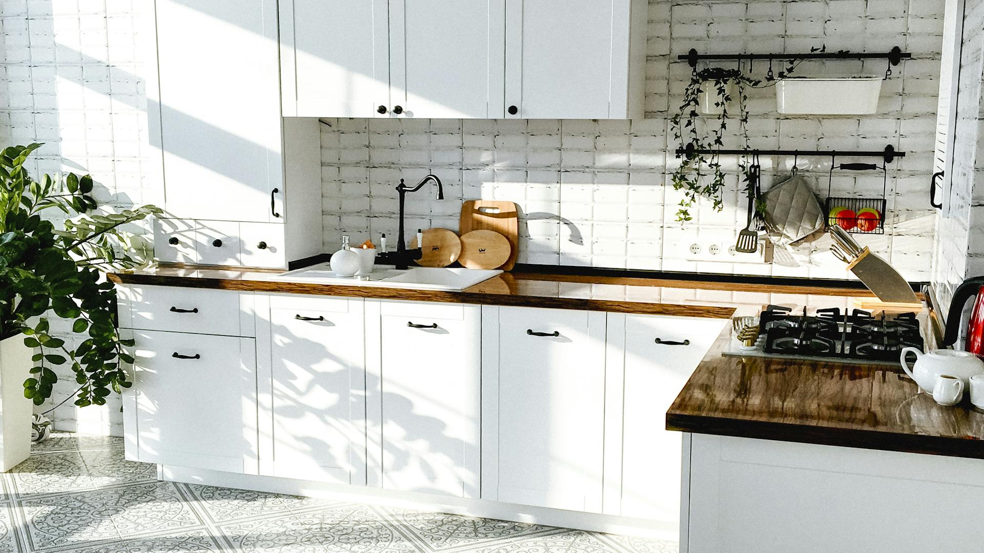 Landhausküche mit Retrofliesen