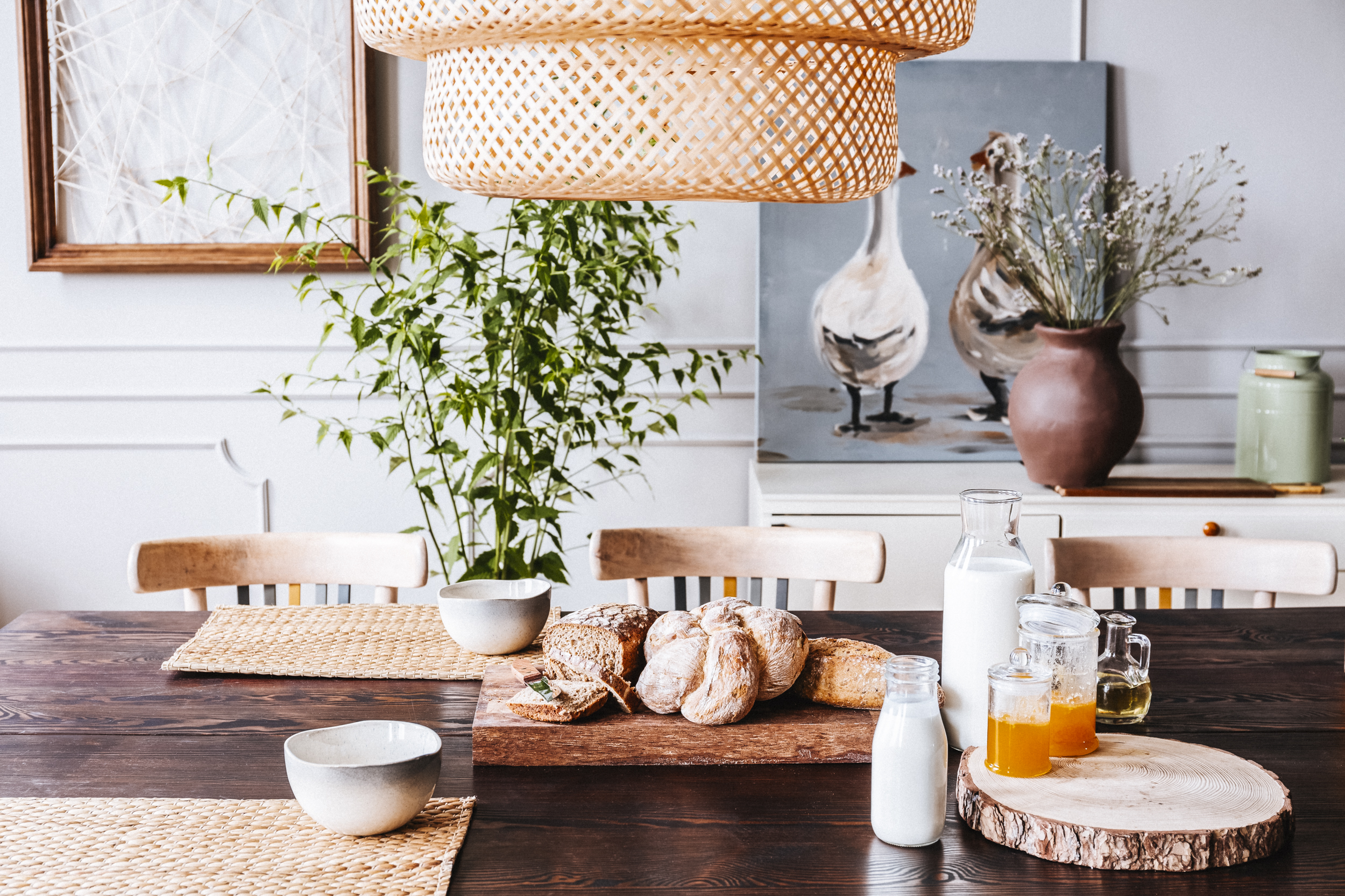 Dunkler Holztisch mit Lebensmitteln und Dekoration in Landhausküche