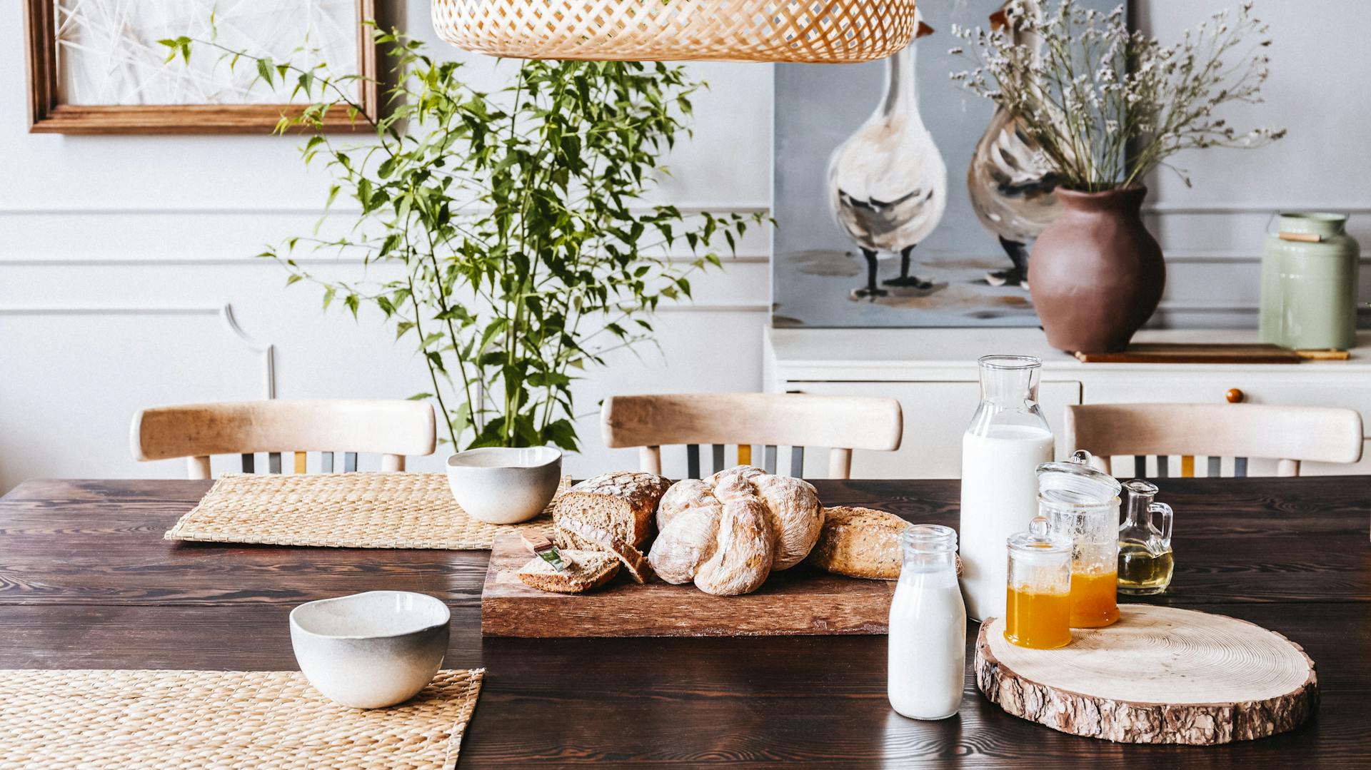 Dunkler Holztisch mit Lebensmitteln und Dekoration in Landhausküche