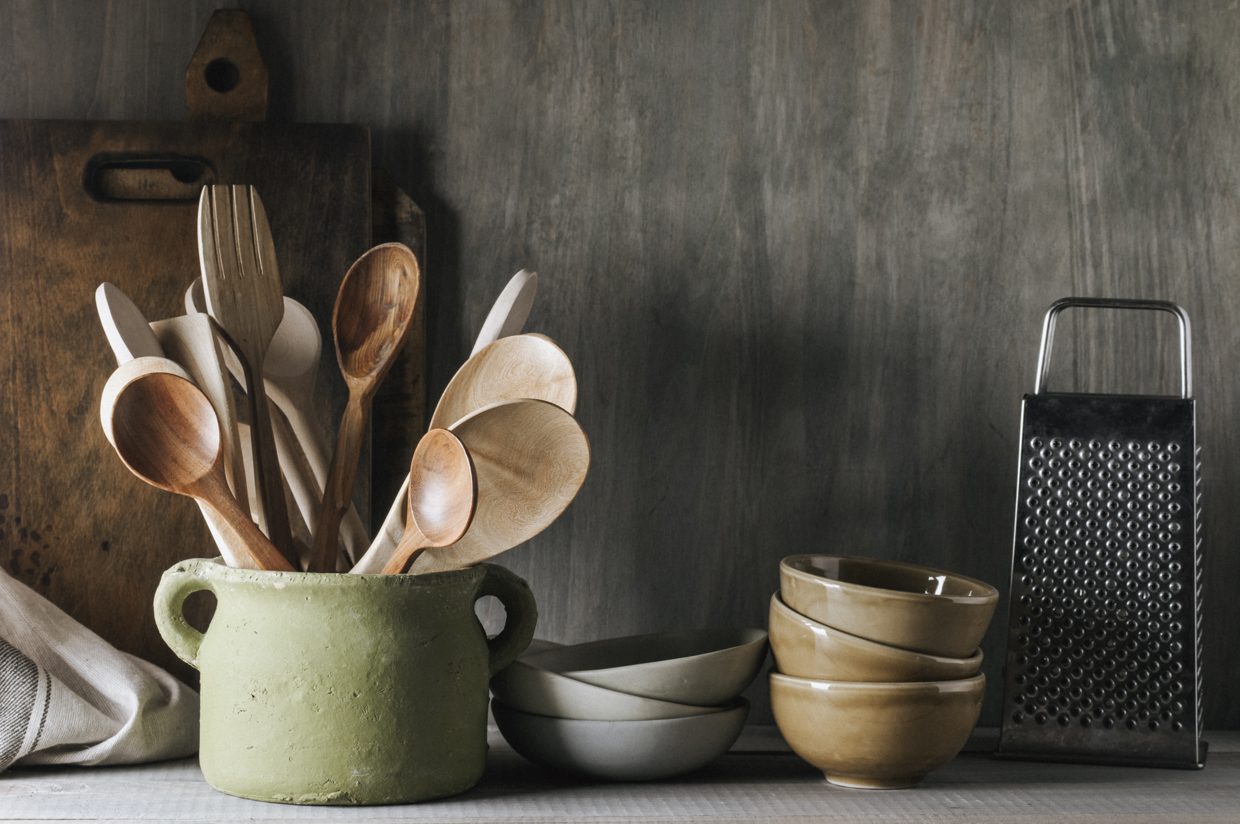 Natürliche Küchenaccessoires aus Holz und Töpferware