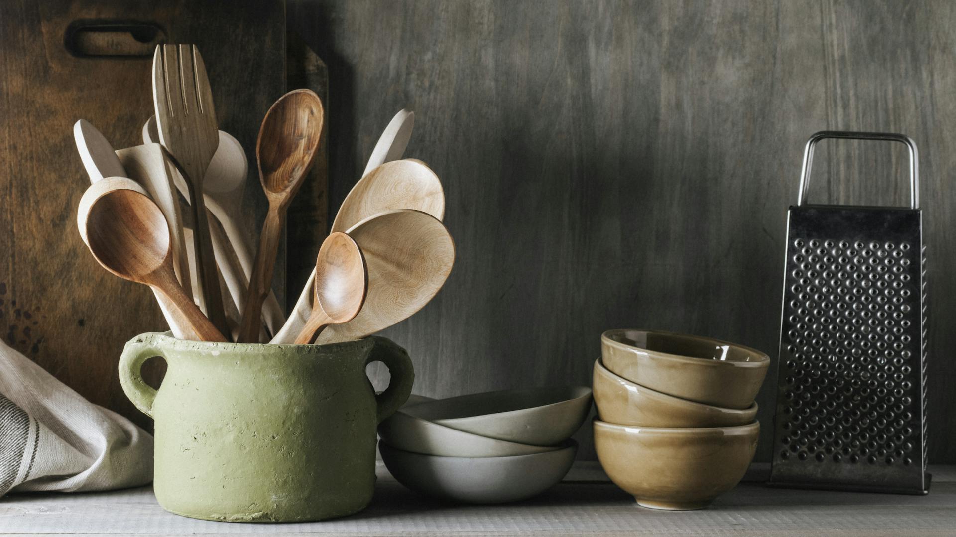 Natürliche Küchenaccessoires aus Holz und Töpferware